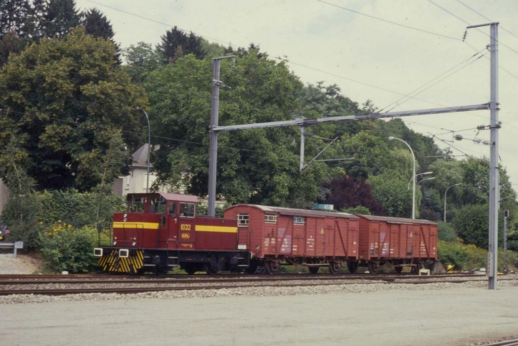 Am 9.8.1993 rangiert die in sterreich bei den Jenbacher Werken gebaute
luxemburgische Rangierlok 1032 im Bahnhof Ettelbrck in Luxemburg.