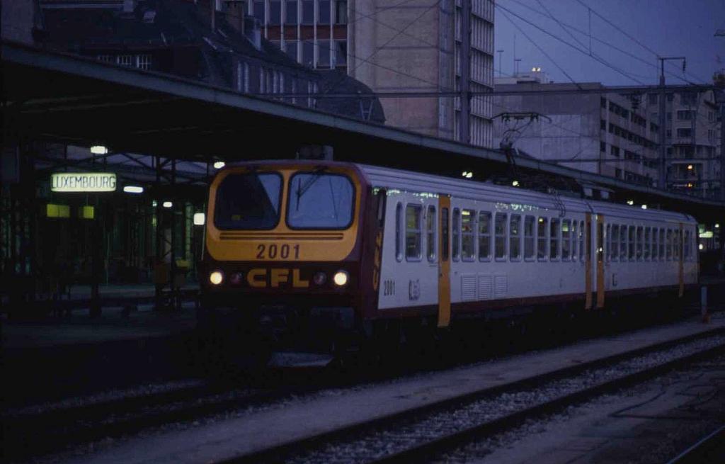 Am 9.8.1993 traf ich um 21.00 Uhr auf den in der Nummerfolge ersten Elektro-
triebwagen der Reihe 2000 der CFL hier im Hauptbahnhof von Luxembourg.