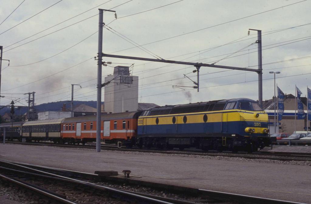 Am 9.August 1993 verlt die belgische Diesellok 5515 um 12.52 Uhr 
den luxemburgischen Bahnhof Ettelbrck mit einem Zug nach Maastricht.