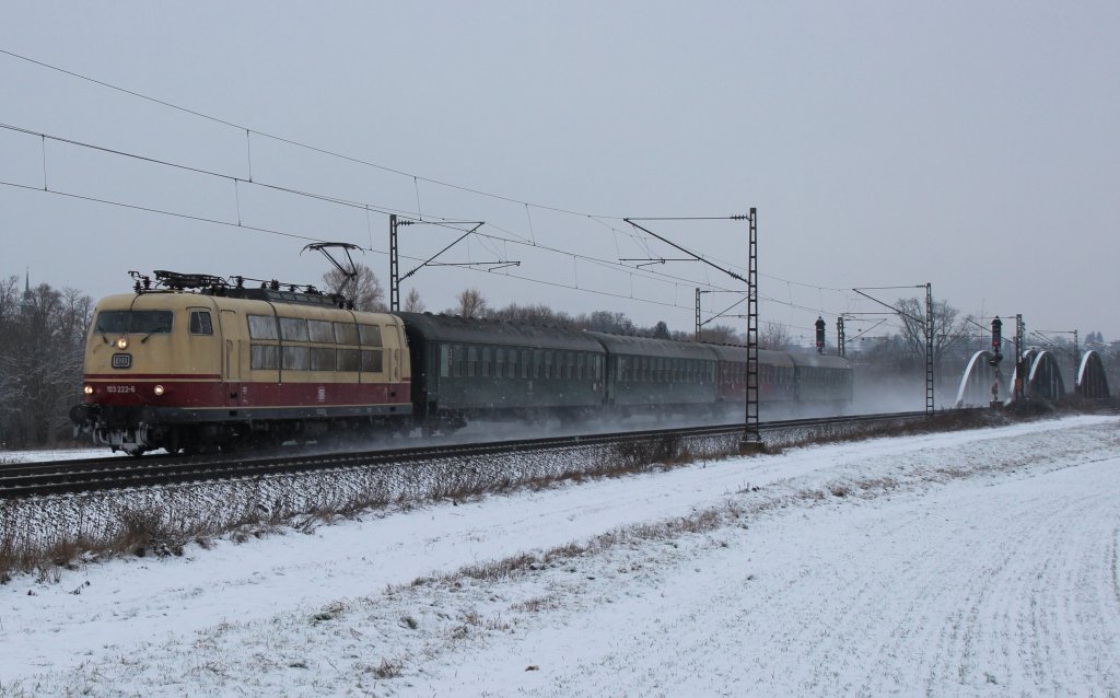 Am 9.Februar 2013 war 103 222 als DPE 75923 auf dem Weg von Hildesheim nach Kassel Hbf. Hier zeigt das Bild den Sonderzug bei Elze.
