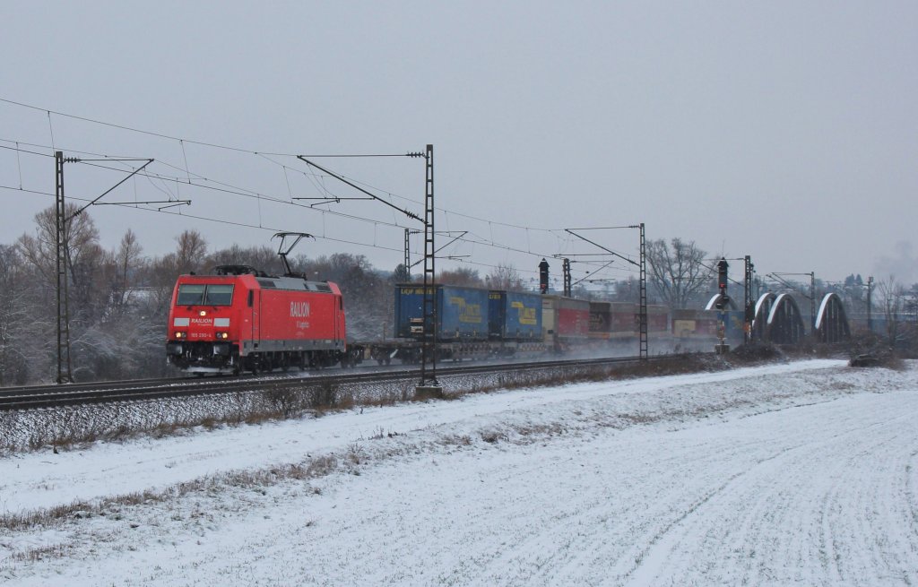 Am 9.Februar 2013 war 185 290 mit einem KLV-Zug bei Elze auf dem Weg in den Sden.