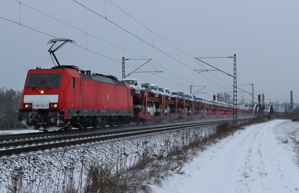 Am 9.Februar 2013 war E186 334 bei Elze auf der KBS 350 auf dem Weg von Seelze Rbf in Richtung Sden.