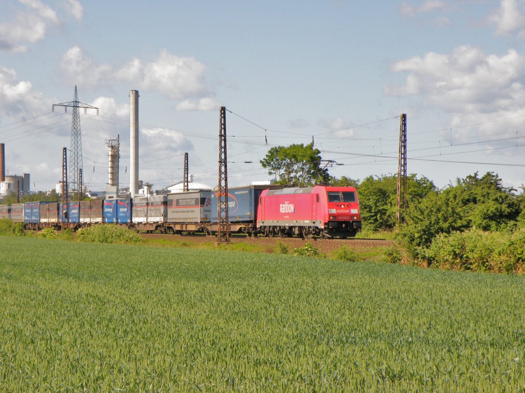 Am 9.Juni 2012 war eine 185.2 nrdlich von Nordstemmen (KBS 350) mit einem KLV-Zug auf dem Weg Richtung Norden.