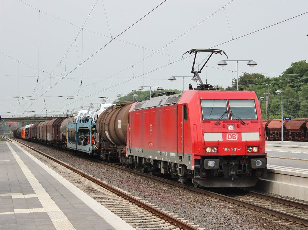 Am 9.Juni 2013 war 185 201 mit einem gemischten Gterzug in Elze(Han) auf dem Weg Richtung Gttingen.