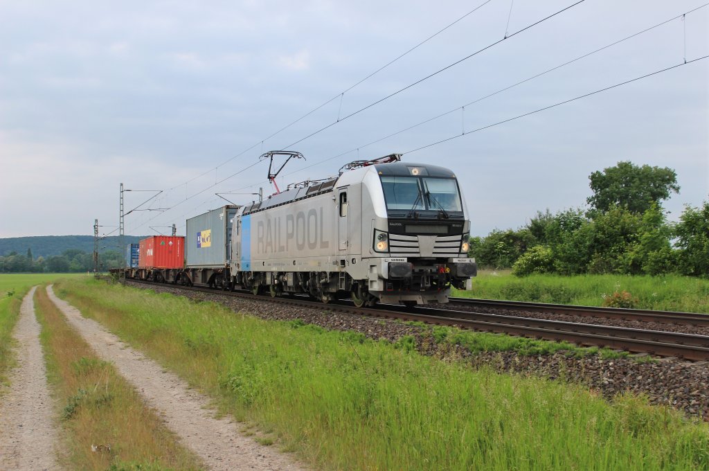 Am 9.Juni 2013 war RP/EVB 193 802 mit einem Containerzug bei Burgstemmen auf dem Weg Richtung Sden.