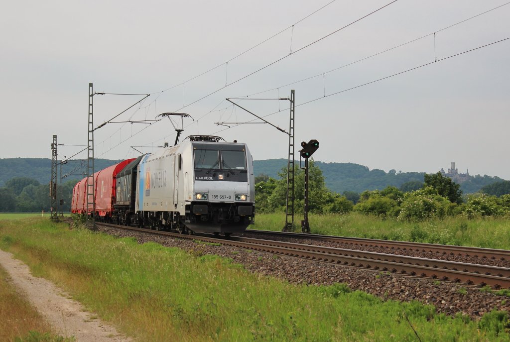 Am 9.Juni 2013 war Transpetrol 185 697 mit dem Novelis-Zug unterhalb der Marienburg bei Burgstemmen auf dem Weg nach Gttingen.
