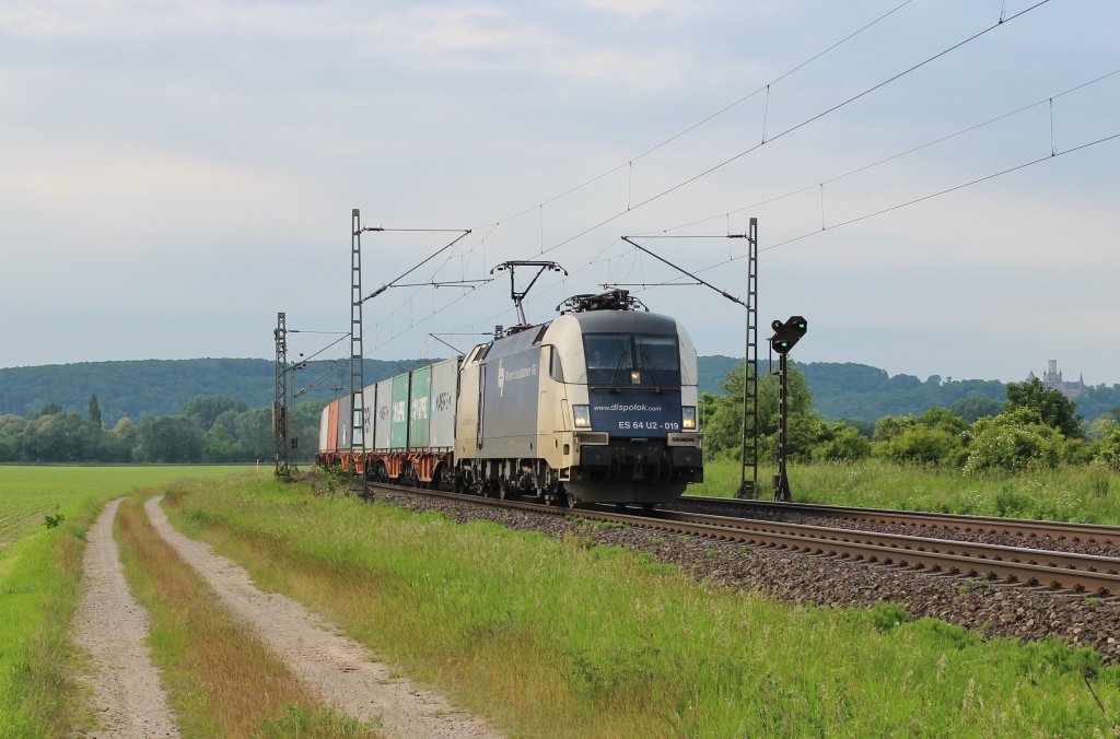 Am 9.Juni 2013 war WLC 182 519 bei Burgstemmen mit einem Containerzug auf dem Weg Richtung Sden. Im Hintergrund sieht man die bekannte Marienburg.