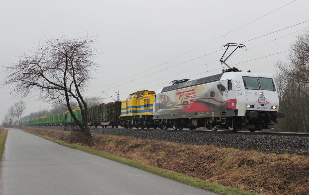 Am 9.Mrz 2013 war Fleischmann 145 023 mit der Kubecon Lok 3 (202 494) bei Elze (KBS 350) mit einem beladenen Holzwagen-Zug auf dem Weg nach Niedergrne.