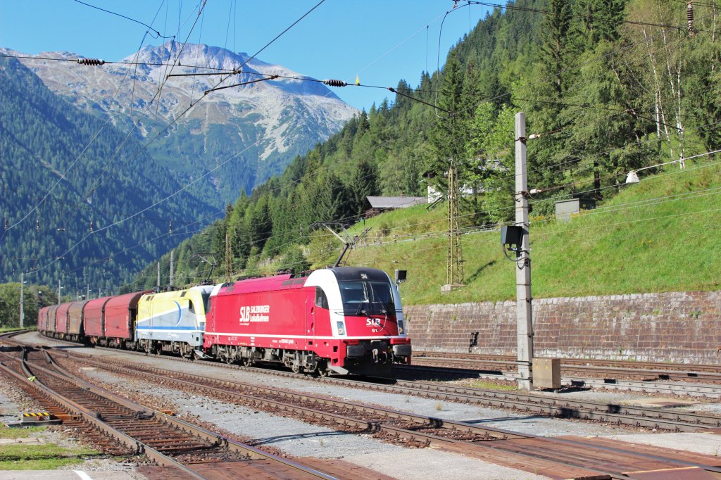 Am 9.September 2012 durchfhrt der Linzer Stahlzug nach Tarvisio-Boscoverde mit SLB 1216 940, CSV 182er und Lomo 185 666 am Zugschluss den Bahnhof Mallnitz-Obervellach in Richtung Villach.