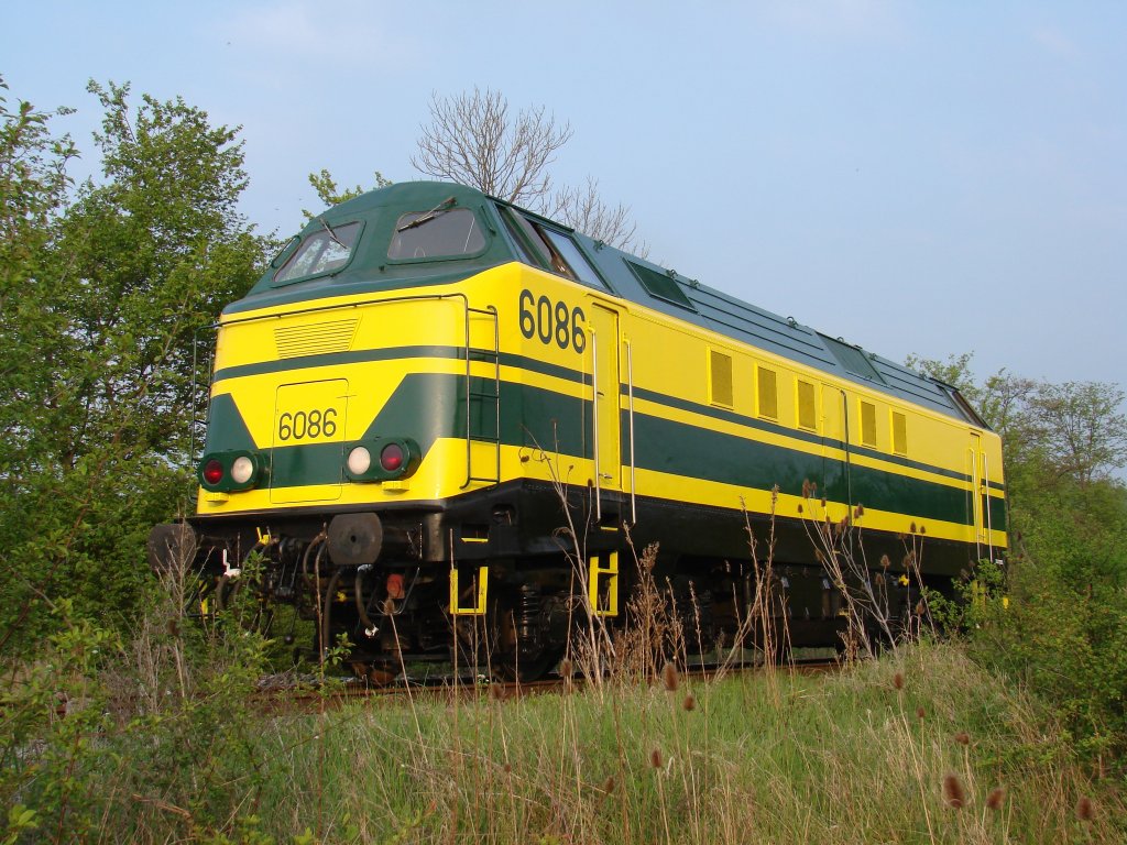 Am abend der 01-05-2009, die Diesellok 6086 (ex- SNCB) fhrt als Lokzug zwischen Olloy und Nismes