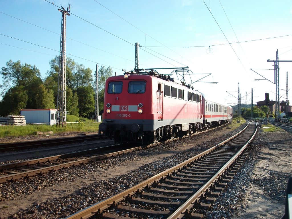 Am Abend vom 17.Juni 2010 durchfuhr 110 200 mit dem EC 378 Wien-Binz den Bahnhof Lietzow.