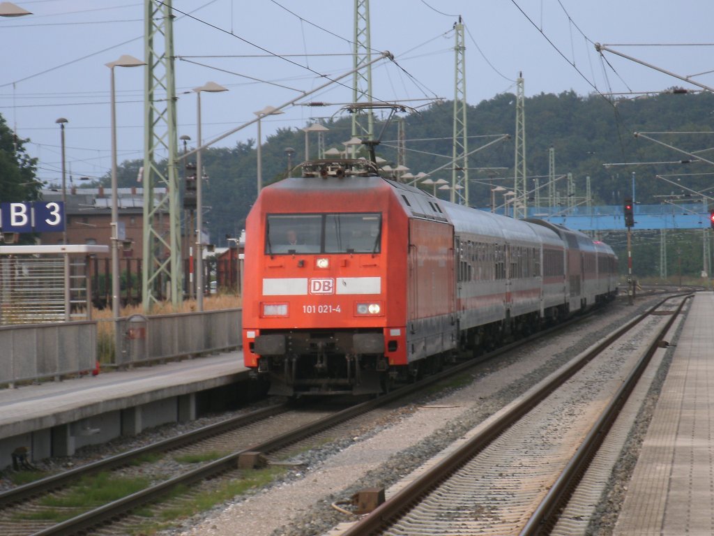 Am Abend vom 27.August 2012 erreichte fr 2012 zum letzten Mal der CNL 1250 Binz-Zrich,gezogen von 101 021,den Bahnhof Bergen/Rgen.