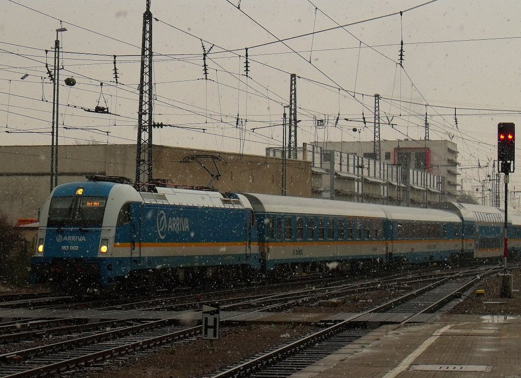 Am Abend davor war ich schon einmal da und sang den Song   Let it Snow  von Dean Martin. Tja ich dachte man muss beten aber in Zukunft singe ich einfach. Hier zu sehen ist 183 002 der ALEX aufgenommen am 12.12.2009 in Regensburg Hauptbahnhof.