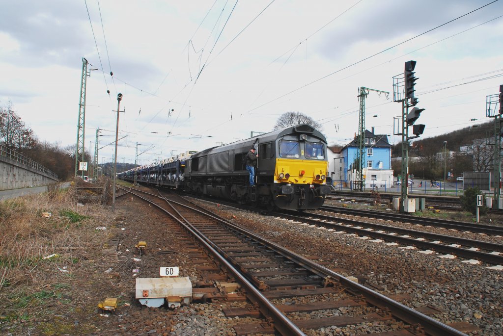 Am abend des 01.04.2010 blieb eine Cross-Rail 185er im Brackweder Bahnhof mit technischen Problemen samt Autozug liegen. Ein paar Hundert Kunden muten dann wohl auf Ihre Fiat 500 noch etwas lnger warten. Der Zug wurde 2 Tage hier eingestellt. Am Abend des 03.04.2010 kam die polnische Class 66 Nr. 92 80 1266 026-4 D-BRLL am Ort des Geschehens an und sammelte die wartende Fracht ein. Im Schritt-Tempo kam man aus dem Abstellbereich in Richtung Bahnsteige gefahren. Der anhngende TF-Kollege verabschiedete sich und fuhr per Auto weiter. 