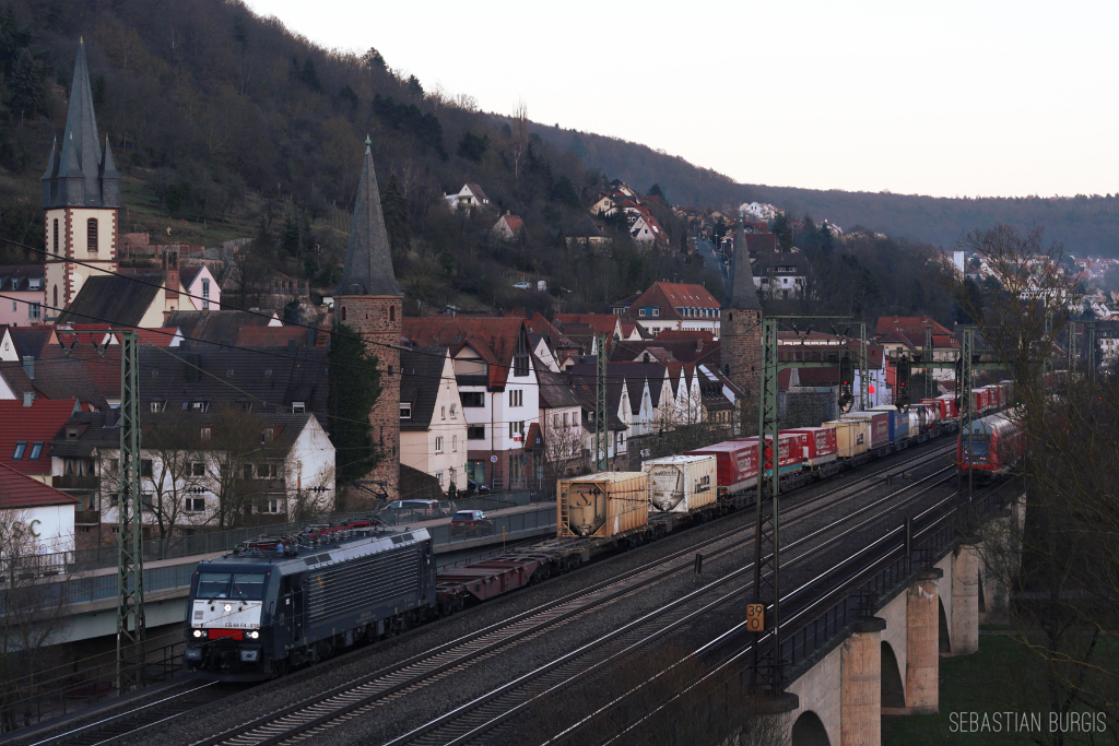 Am Abend des 02.03.2013 fhrt ES 64 F4-016 von MRCE mit einem Sattelaufliegerzug an der bekannten Stadtkulisse von Gemnden (Main) vorbei. Der Spielverderber war diesmal glcklicherweise etwas zu schnell ;)