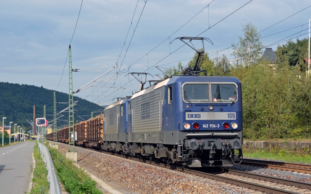 Am Abend des 03.06.13 fhrte 143 936 zusammen mit einer Schwesterlok einen in Bad Schandau bernommenen Holzzug durch Knigstein Richtung Dresden. 