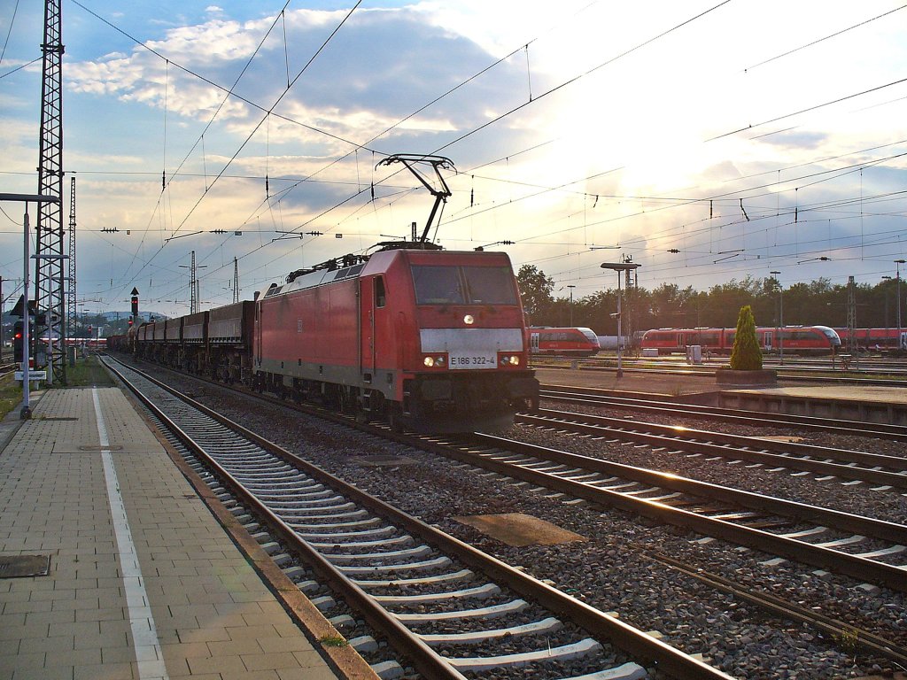 Am Abend des 04.08.2011 zieht 186 322-4 einen gemischten Gterzug am durch Kaiserslautern Hbf

