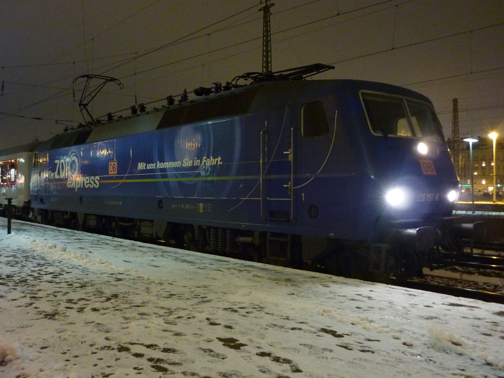 Am Abend des 05.01.2010, brachte die ZDF 120 151-6 den CNL 1286 von Mnchen HBF zum Mnchner Ostbahnhof.