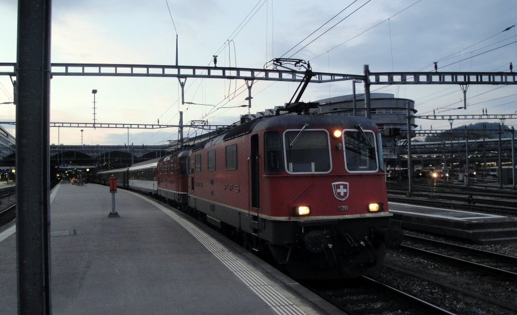 Am Abend des 05.05.13 bernehmen in Luzern die Re 4/4  11218 und 11111 einen verstrkten IR aus dem Tessin um ihn nach Basel zu ziehen.