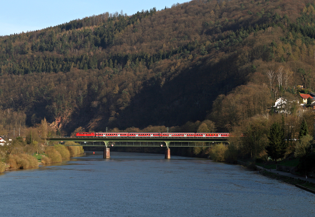 Am Abend des 06. April 2010 berquert die Ludwigshafener 111 042 mit dem RE 4811 von Mannheim nach Heilbronn bei Neckargemnd den Neckar.
Der Zug ist im schnen Neckartal der einzige lokbespannte Nahverkehrszug in Richtung Heilbronn, der Rest wird mit 425 gefahren.
