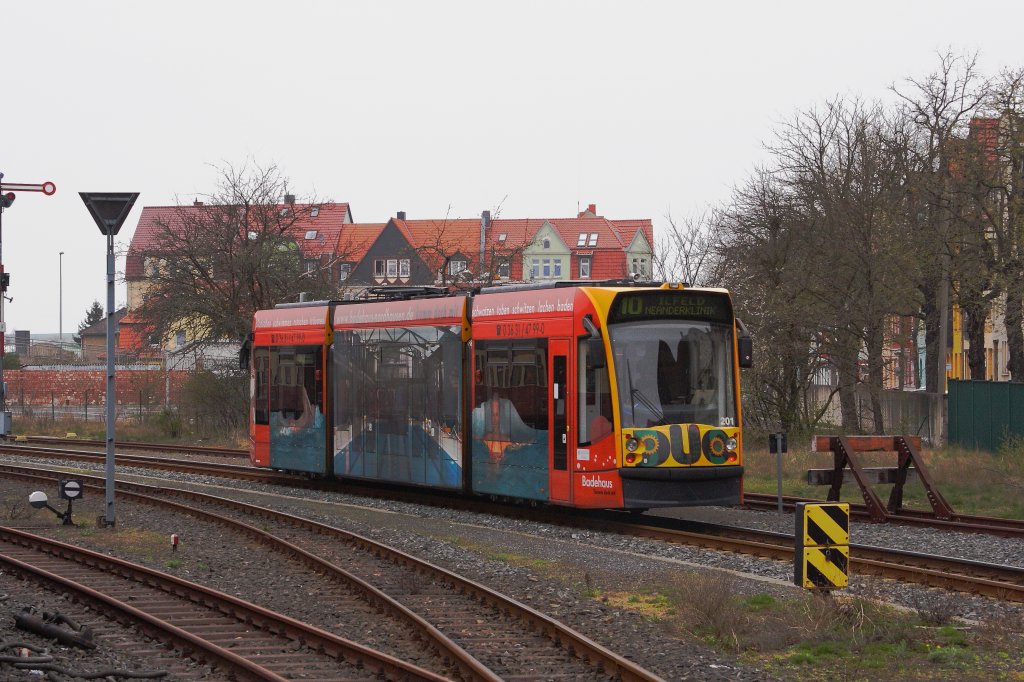 Am Abend des 06.04.2012 flitzt noch ein Siemens Combino Duo der Nordhuser Straenbahn durch den Bahnhof Nordhausen-Nord in Richtung Ilfeld.
