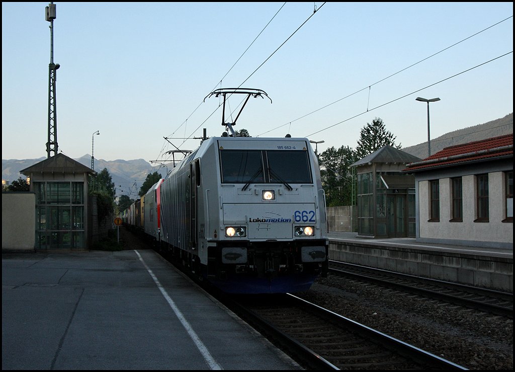 Am Abend des 06.08.2009 durchfahren 185 662 und eine Kombiverkehr 185 6. mit einem Kombizug den Bahnhof Kiefersfelden.