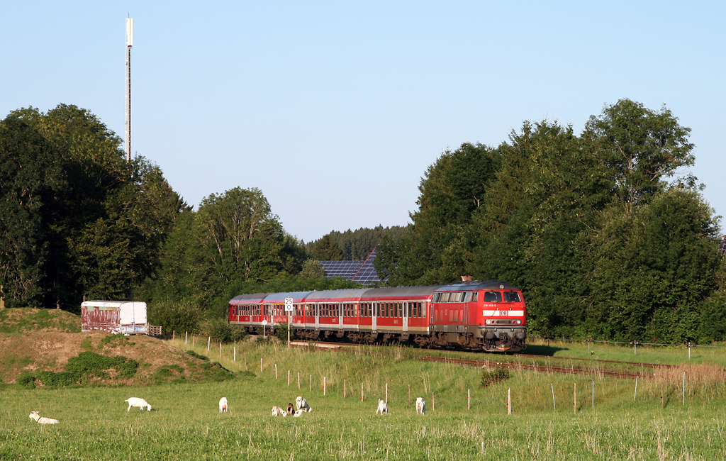 Am Abend des 09. August 2010 erreicht die Kemptener 218 462 mit dem verspteten RE 32687 von Memmingen nach Mnchen den Bahnhof von Stetten (Schwab).
