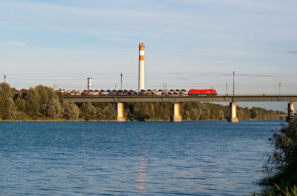 Am Abend des 09.09.2010 konnte dieser Autoganzzug aus Norden kommend ber das Entlastungsgerinne in Wien abgelichtet werden.