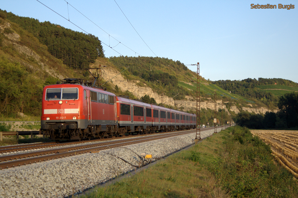 Am Abend des 09.09.2012 fhrt 111 212 mit ihrem RE nach Frankfurt durch das Maintal und wird in Krze Karlstadt erreichen