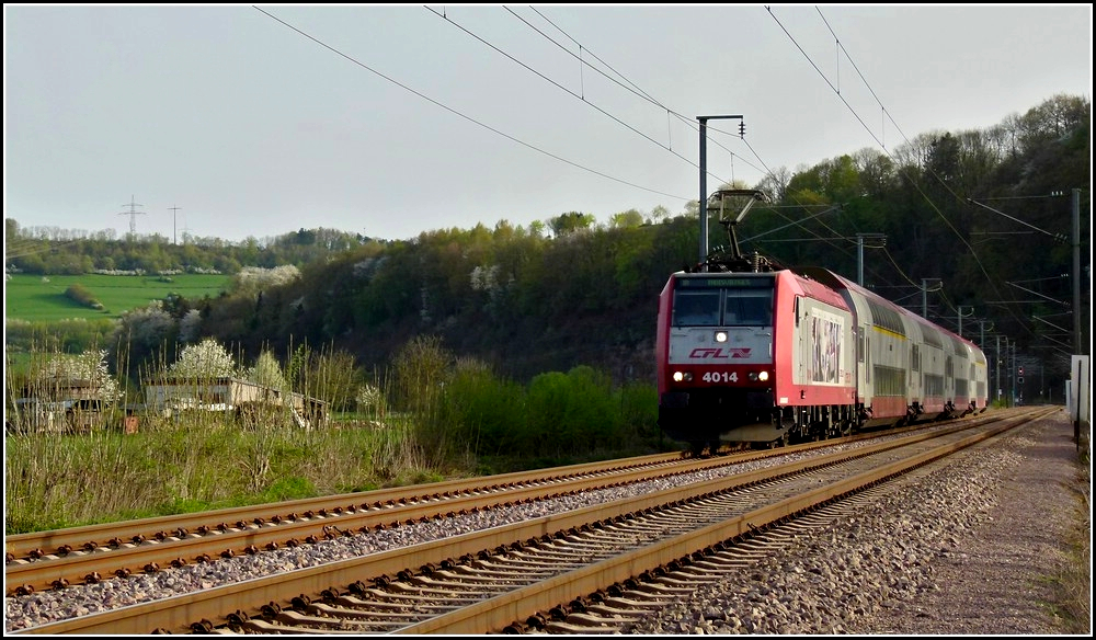 Am Abend des 10.04.2011 hat der IR 3718 Luxembourg - Troisvierges den Bahnhof von Ettelbrck verlassen und fhrt in Erpeldange durch das frhlingshafte Sauertal. (Jeanny) 