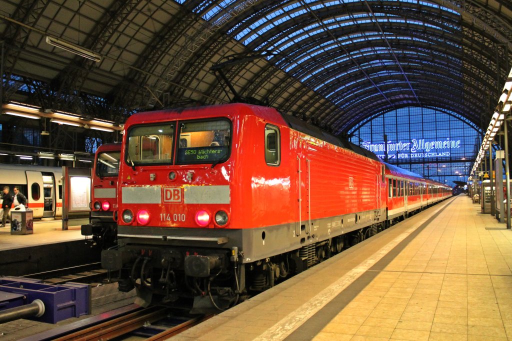 Am Abend des 10.05.2013 wartete 114 010 mit ihrem SE 50 nach Wchtersbach auf Abfahrt in Frankfurt (Main) Hbf.