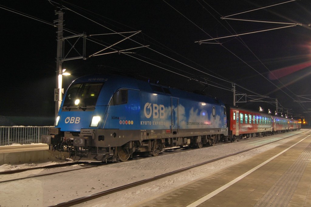 Am Abend des 13.02.2010 hat die 1016 023 mit dem
R3980 planmssig in Nussbach gehalten.