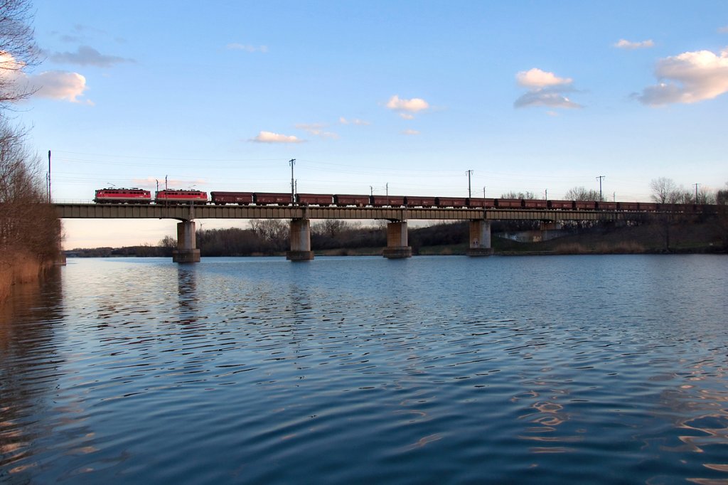 Am Abend des 13.04.2013 befrderten diese beiden Loks der BR 1142 den obligaten Ganzzug Richtung Norden. Die Aufnahme entstand bei der Querung des Wiener Entlastungsgerinnes zwischen Wien Praterkai und Wien Lobau.