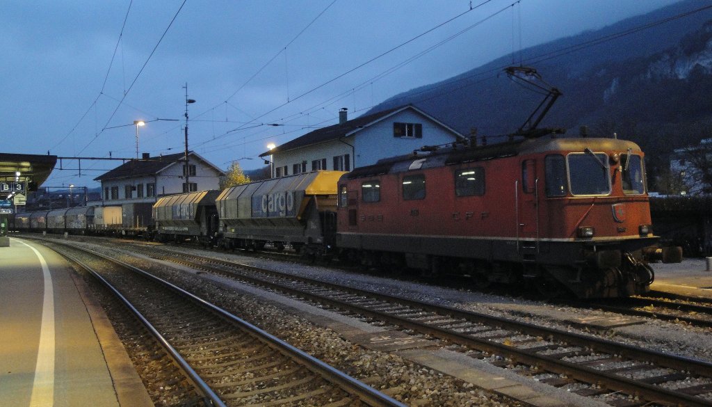 Am Abend des 13.11.12 steht die Re 4/4''' 11350 mit einem Gterzug in Oensingen. 