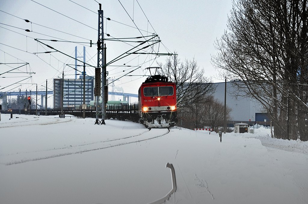 am Abend des 15.02.2010 kommt 155 116 mit einem leeren Rhrenzug von der Insel Rgen durch Stralsund Rgendamm Richtung Greifswald