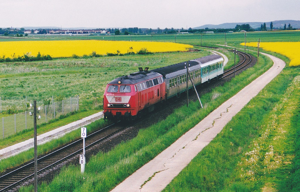 Am Abend des 15.5.01 wurde 218 211 - 2 westlich von Dottenheim mit zwei  Silberlingen  auf dem Weg nach Neustadt/Aisch fotografiert.