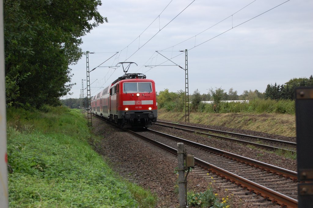 Am Abend des 15.9.2010 kam 111 119 mit einer Fuhre RE7 von Krefeld in Richtung Neuss bei Tilmeshof vorbei geeilt.