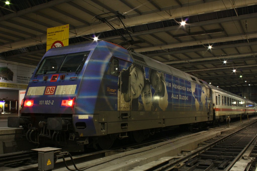 Am Abend des 17.01.11 war 101 102-2  DB Azubis  im Mnchner Hbf zu sehen.
