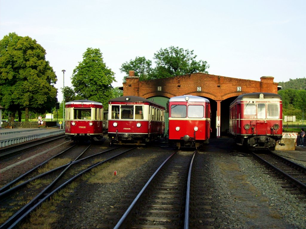 Am Abend des 17.08.2012 bot die HSB, im Rahmen des 125 jhrigen Bestehens der Schmalspurbahn im Harz, eine einmalige Triebwagenaufstellung vor dem Lokschuppen in Gernrode (Harz) an. So konnten im letzten Licht des Tages die vier Triebwagen: T1 der HSB (187 001), T42 DEV-Triebwagen (ex. DR VT 137 532), T102 der Selfkantbahn und 187 025 (ex. DR VT 137 566/ex. T3 der NWE) fotografiert werden.
Dies war eine offizielle Veranstaltung, bei der das Betreten der Gleise unter Aufsicht der HSB-Mitarbeiter erlaubt war!