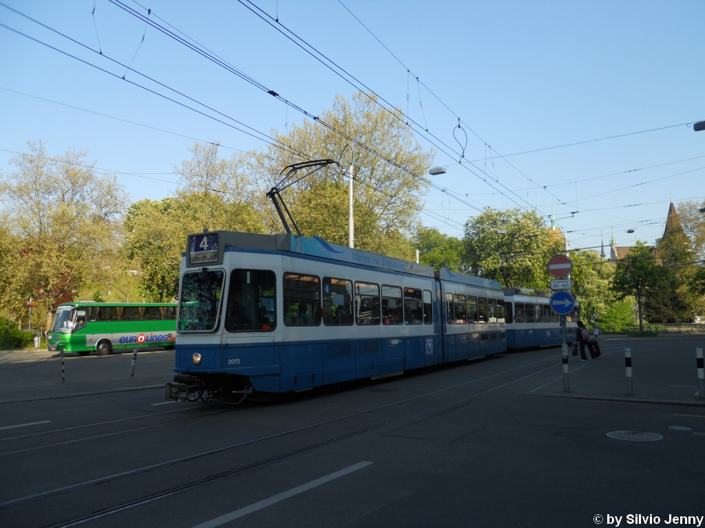 Am Abend des 18.4.2011 verlsst der Be 4/6 2072 + Be 2/4 2407 ''Pony'' die Haltestelle Sihlquai/HB.