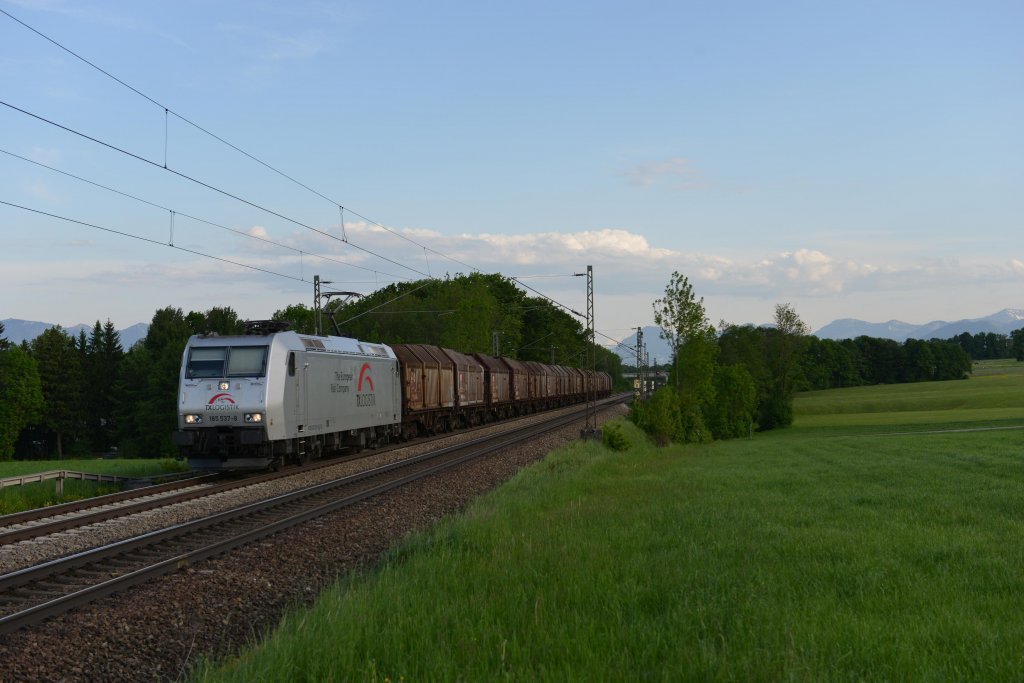 Am Abend des 19.05.2012 kam der TXL-Stahlzug vom Brenner mit 185 537 und wurde bei Hilperting fotographiert.