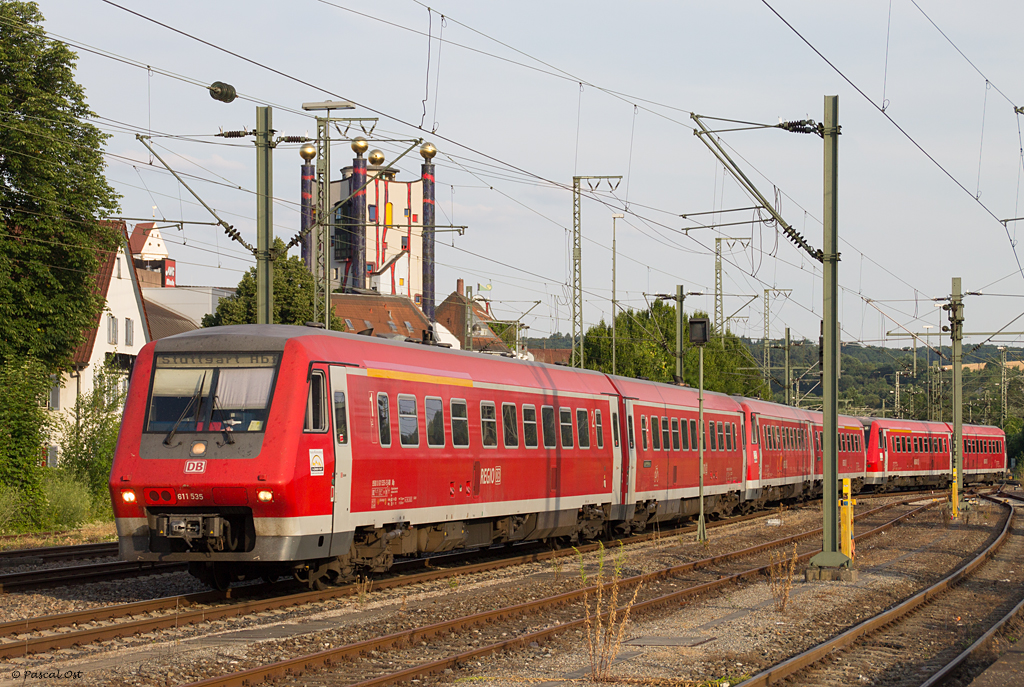 Am Abend des 20. Juli 2013 bildete das Plochinger Hundertwasser-Haus die Kulisse fr dieses 611-Trio auf seinem Weg nach Stuttgart, angefhrt vom Ulmer 611 535.