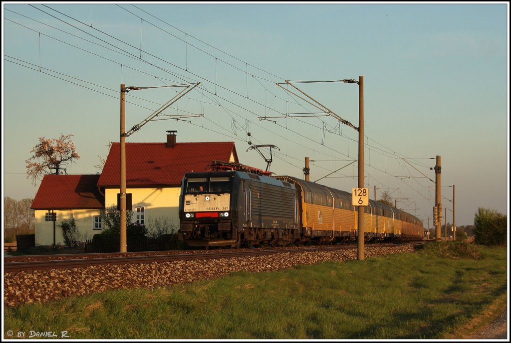 Am Abend des 20.04.2011 zeigte sich ES 64 F4 - 287 mit dem abendlichen ARS Altmannzug von Landshut nach Regensburg Ost. Hier zu sehen kurz vor Obertraubling. 