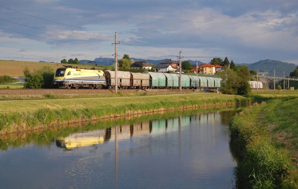 Am Abend des 21.05.2011 ist die ES 64 U2-081
mit dem Kalkzug 61036 in Wartberg/Kr. durchgefahren.