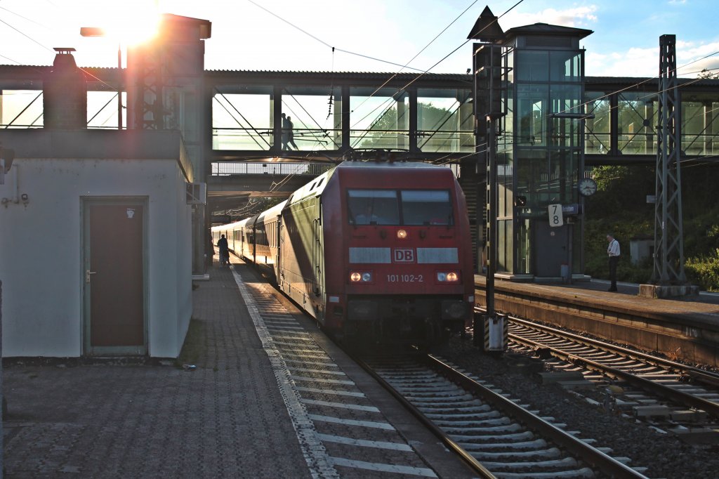 Am Abend des 21.06.2013 fuhr 101 102-2 (ex. Wir Menschen sind alle Gleich! Werbelok) mit einem IC gen Frankfurt Flughafen durch Mainz-Bischofsheim.