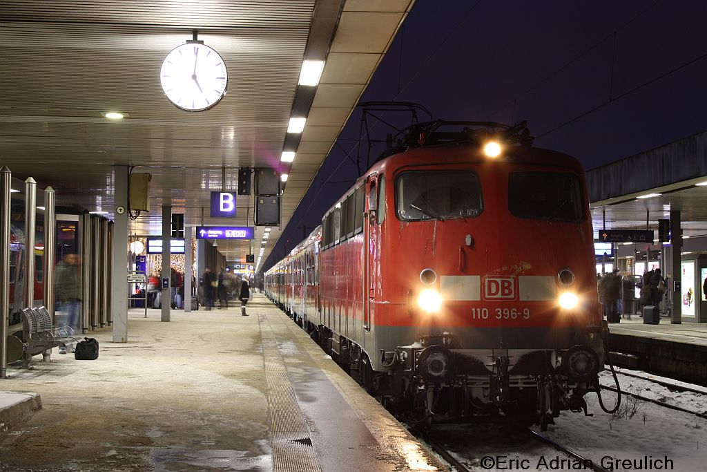 Am Abend des 21.12.2010 wartet 110 396 mit dem RE von Rheine nach Braunschweig auf die Abfahrt.