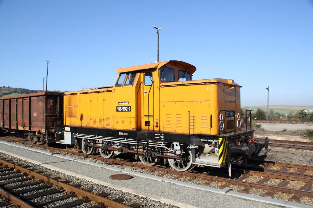 Am Abend des 22.10.2011 brachte 106 992-1 das VSE zusammen mit 112 565-7 der Press einen schweren Kohlezug nach Cranzahl. Bestimmt waren diese fr die Fichtelbergbahn. Bei bester Mittagssonne konnte ich die Lok am 23.11.2011 in Cranzahl ablichten. 

