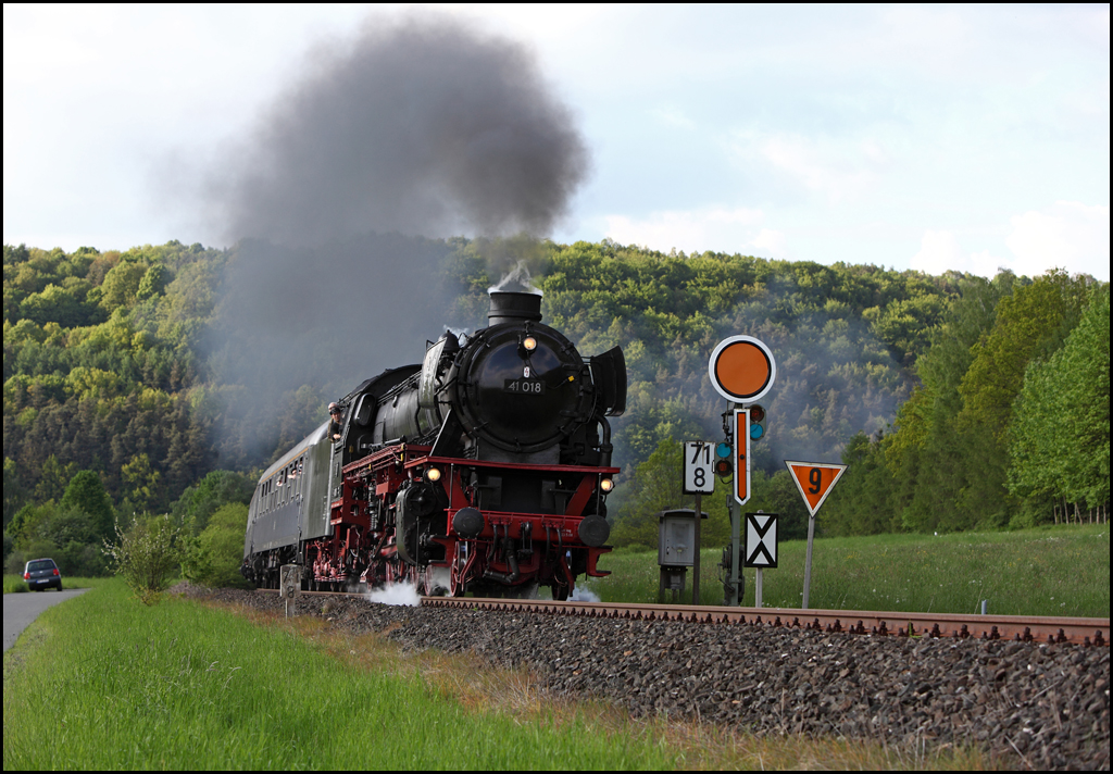Am Abend des 23.05.2010 ist 41 018 auf dem Heimweg nach Mnchen, hier bei Trebgast.