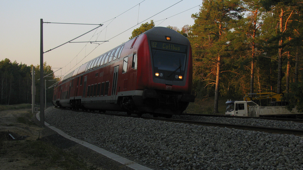 Am Abend des 23.10.2011 wurde ein letztes Mal dem EC 248 ('Wawel') nachgestellt, da er seitdem nicht mehr via Cottbus fhrt. (bald aber wieder) Kurz bevor kam noch ein RE 2 durch, der leider keine Sonnenstrahlen mehr ab bekam im Wald sdl. Bestensees.