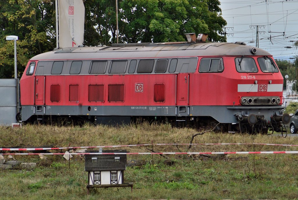 Am Abend des 23.9.2012 steht im DB Museum in Koblenz-Ltzel die 218 217-8 auf einem Abstellgleis an der Drehscheibe.